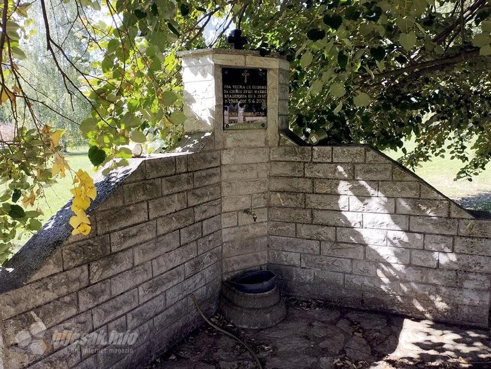 …i oko crkve sja od urednosti…