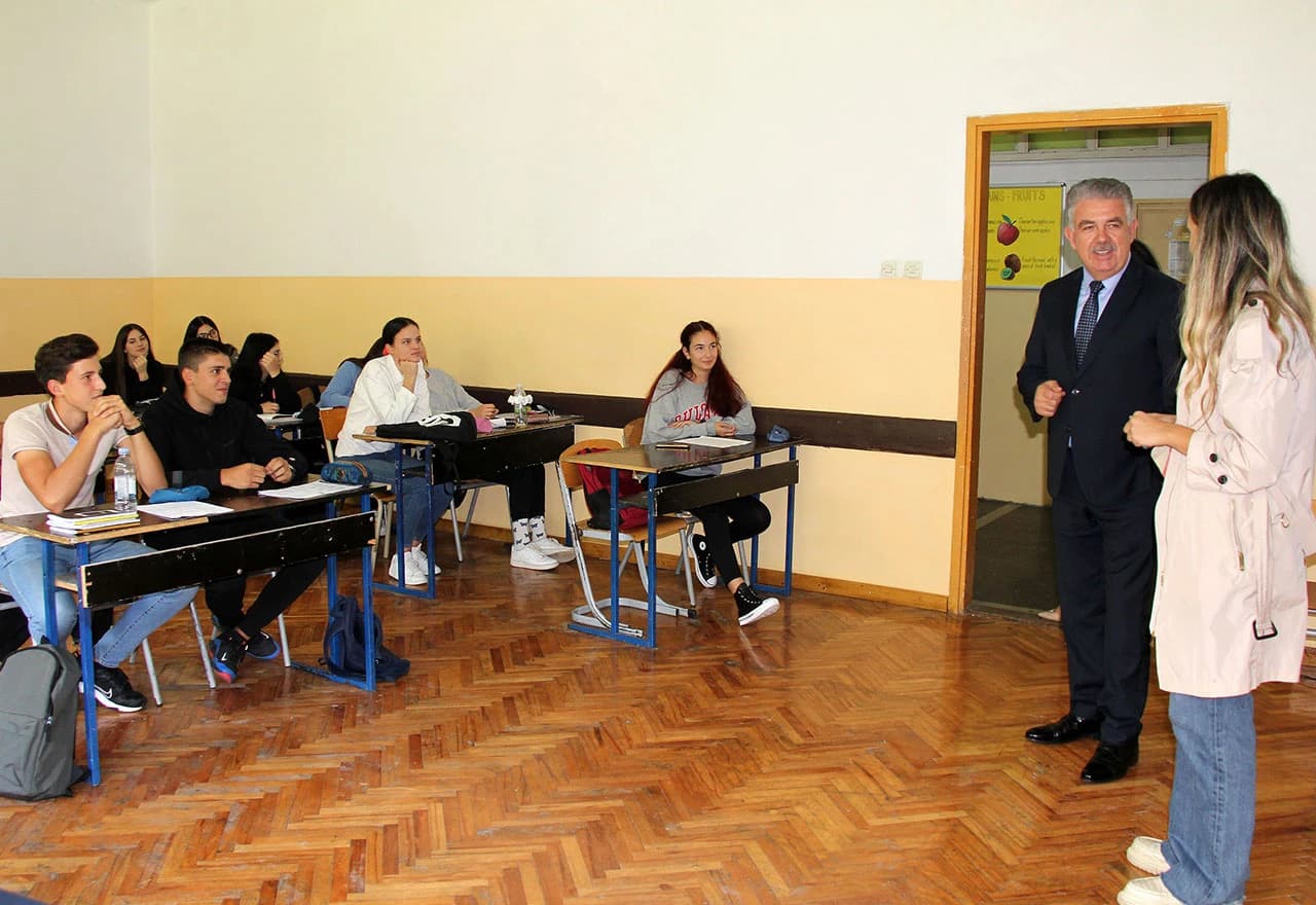 Za opremanje kabineta je ukupno utrošeno 100.000 KM