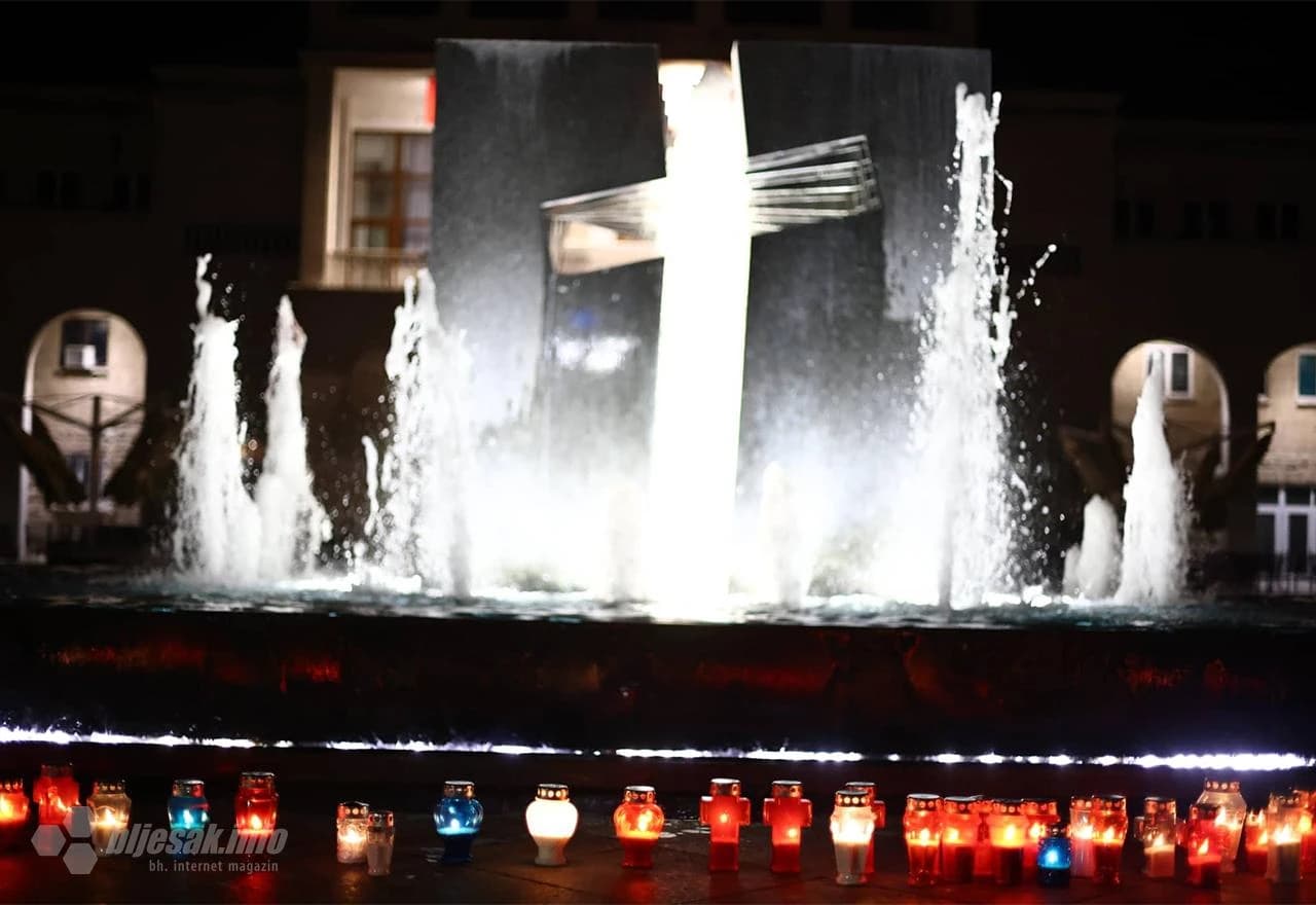 Stotine Mostaraca ispred Kosače zapalile svijeće za obitelj Krstić