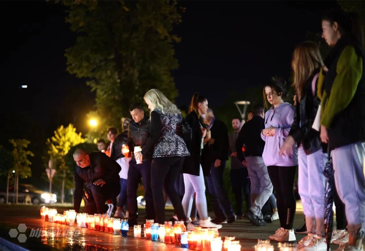 Stotine Mostaraca ispred Kosače zapalile svijeće za obitelj Krstić
