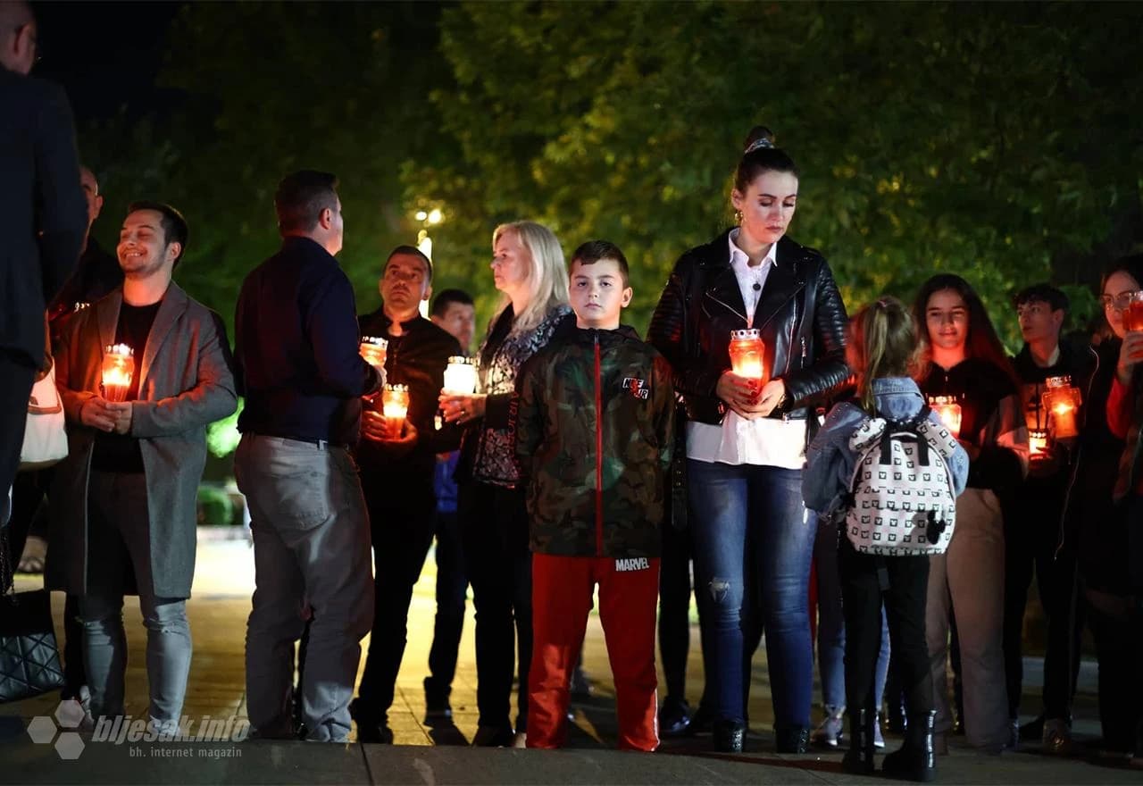 Stotine Mostaraca ispred Kosače zapalile svijeće za obitelj Krstić