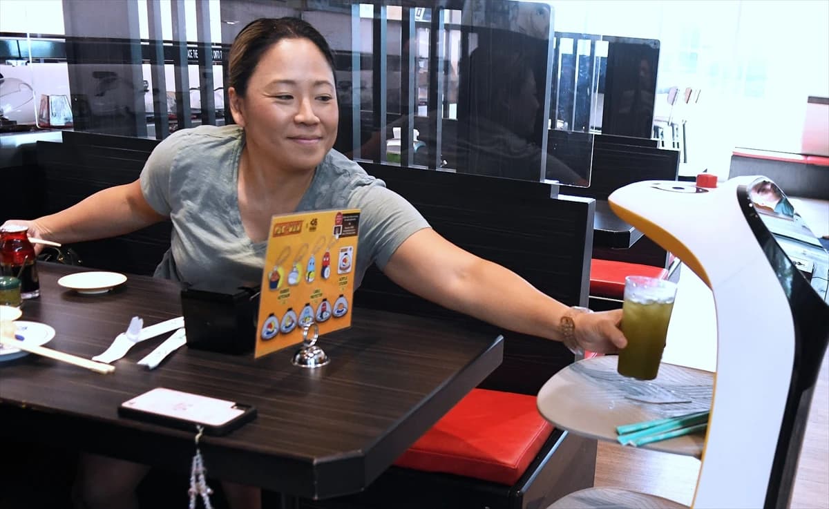 U restoranu u Orlandu goste poslužuju roboti