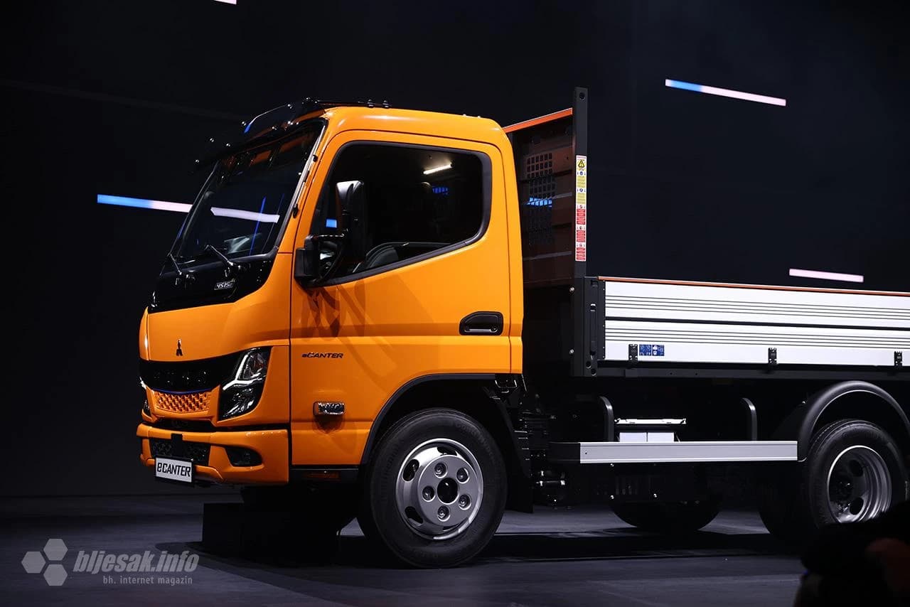 Bljesak na svjetskoj prezentaciji Daimlerove električne perjanice za duge relacije