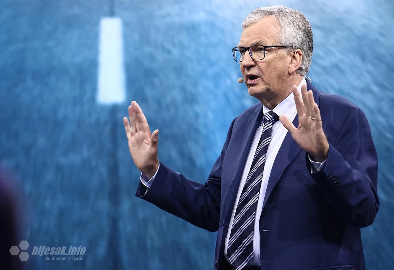 Bljesak na svjetskoj prezentaciji Daimlerove električne perjanice za duge relacije