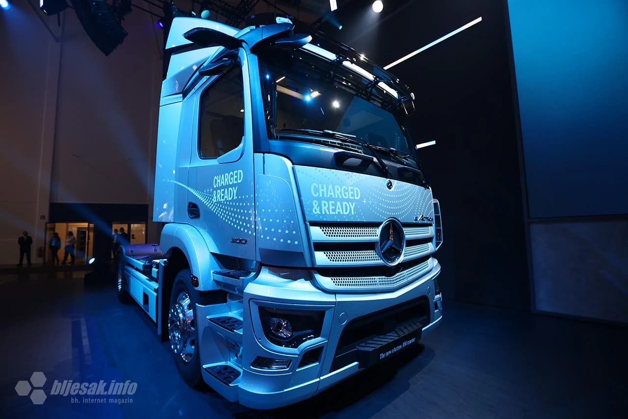 Bljesak na svjetskoj prezentaciji Daimlerove električne perjanice za duge relacije