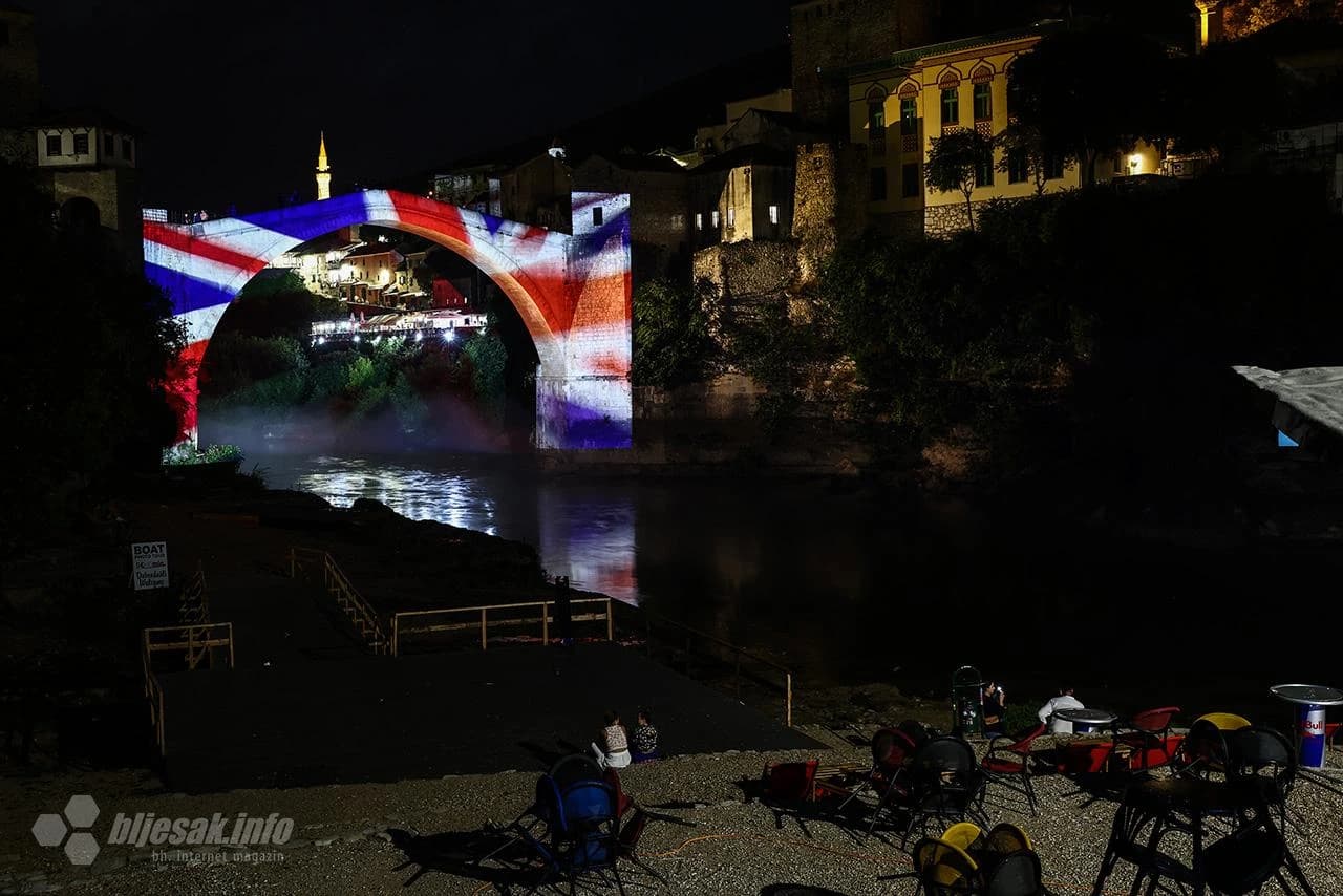 Stari most u bojama Ujedinjenog Kraljevstva u čast kraljice Elizabete II