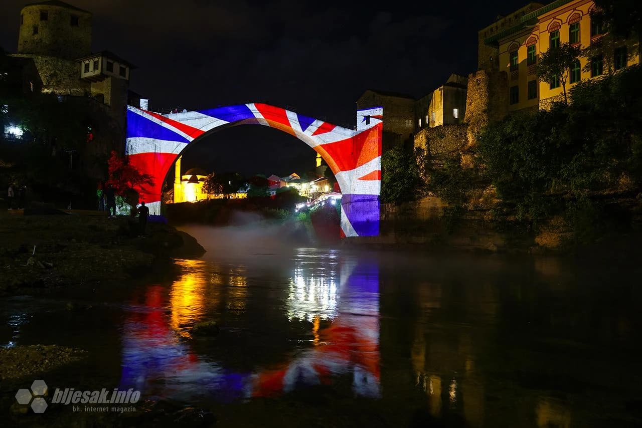 Stari most u bojama Ujedinjenog Kraljevstva u čast kraljice Elizabete II