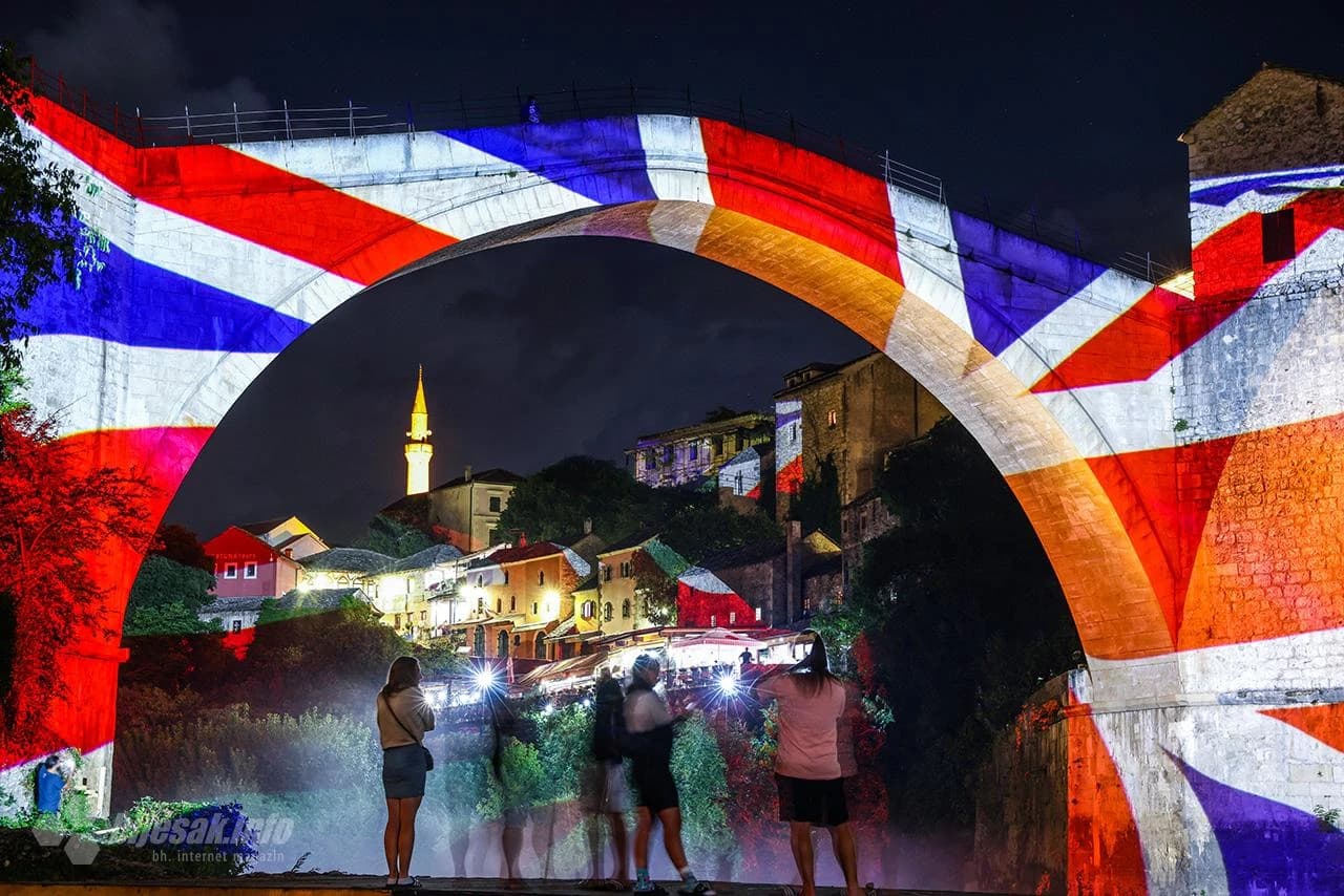 Stari most u bojama Ujedinjenog Kraljevstva u čast kraljice Elizabete II