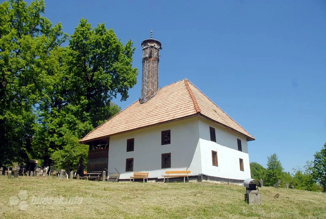 …oko džamije u Ćivama