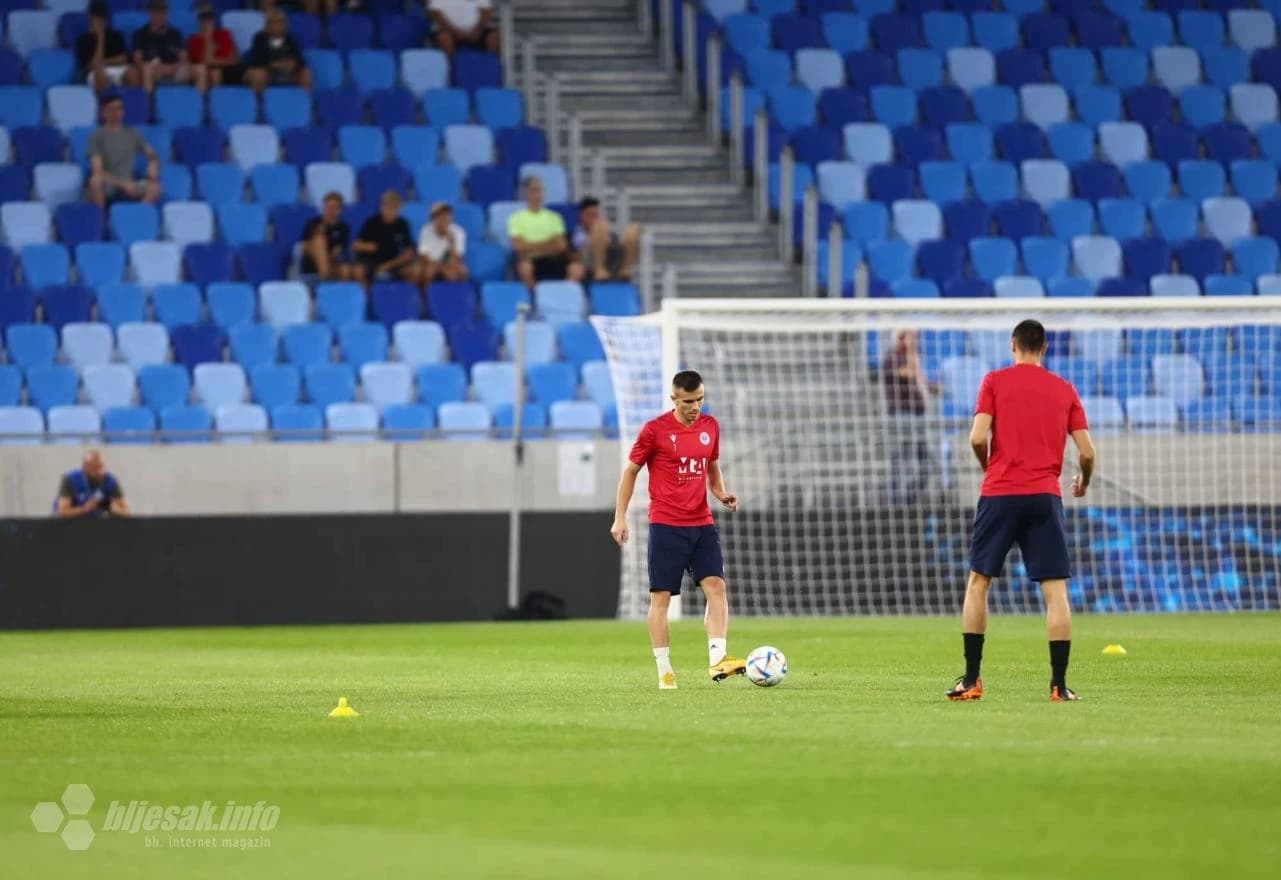 Plemići izašli na zagrijavanje, dočekani ovacijama 