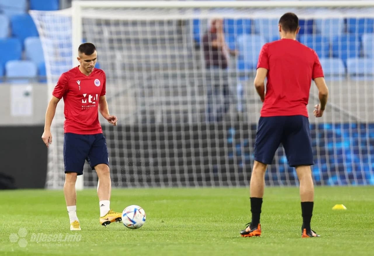 Plemići izašli na zagrijavanje, dočekani ovacijama 