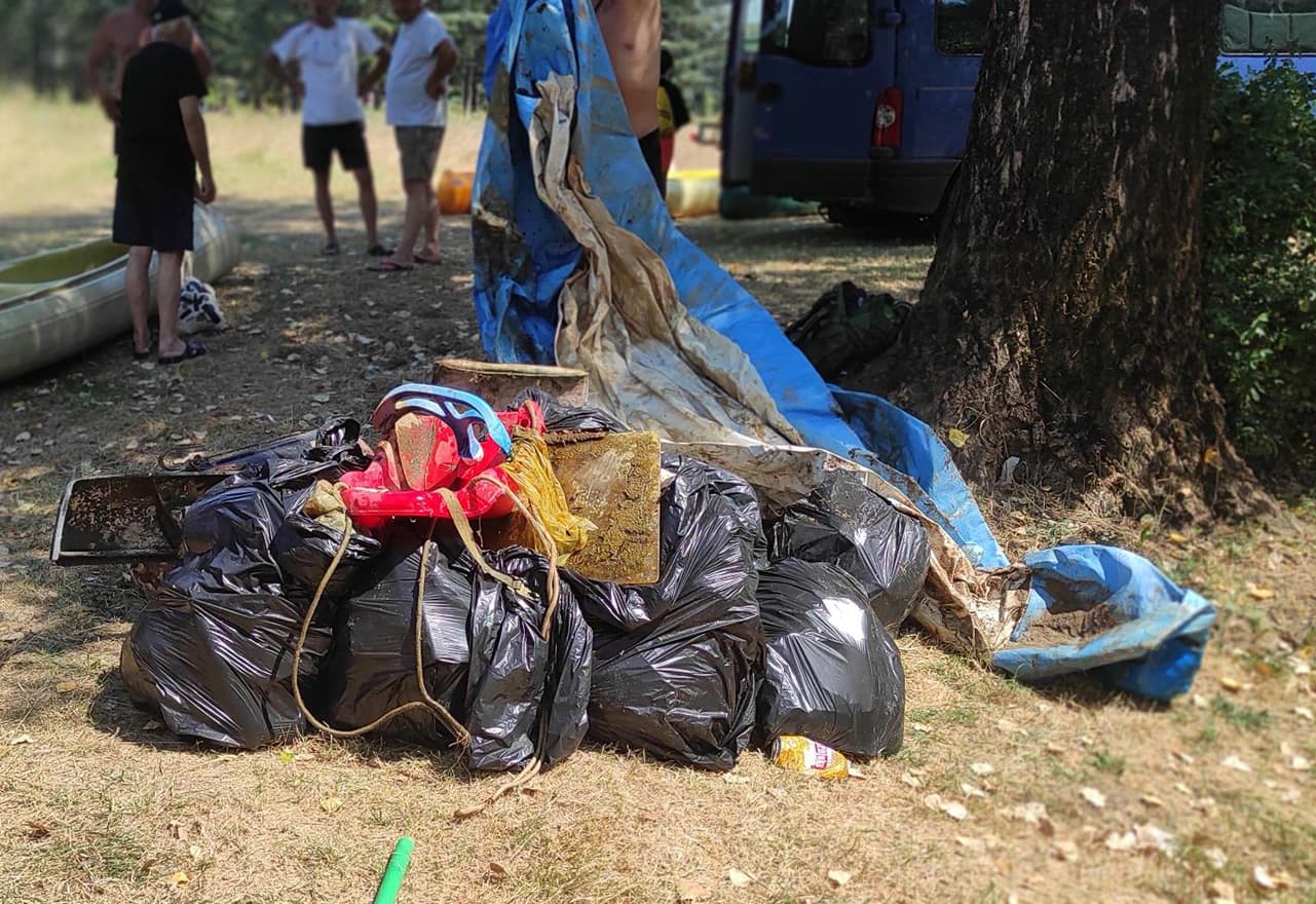 Iz korita rijeka Bune i Bunice izvađene 62 vreće otpada