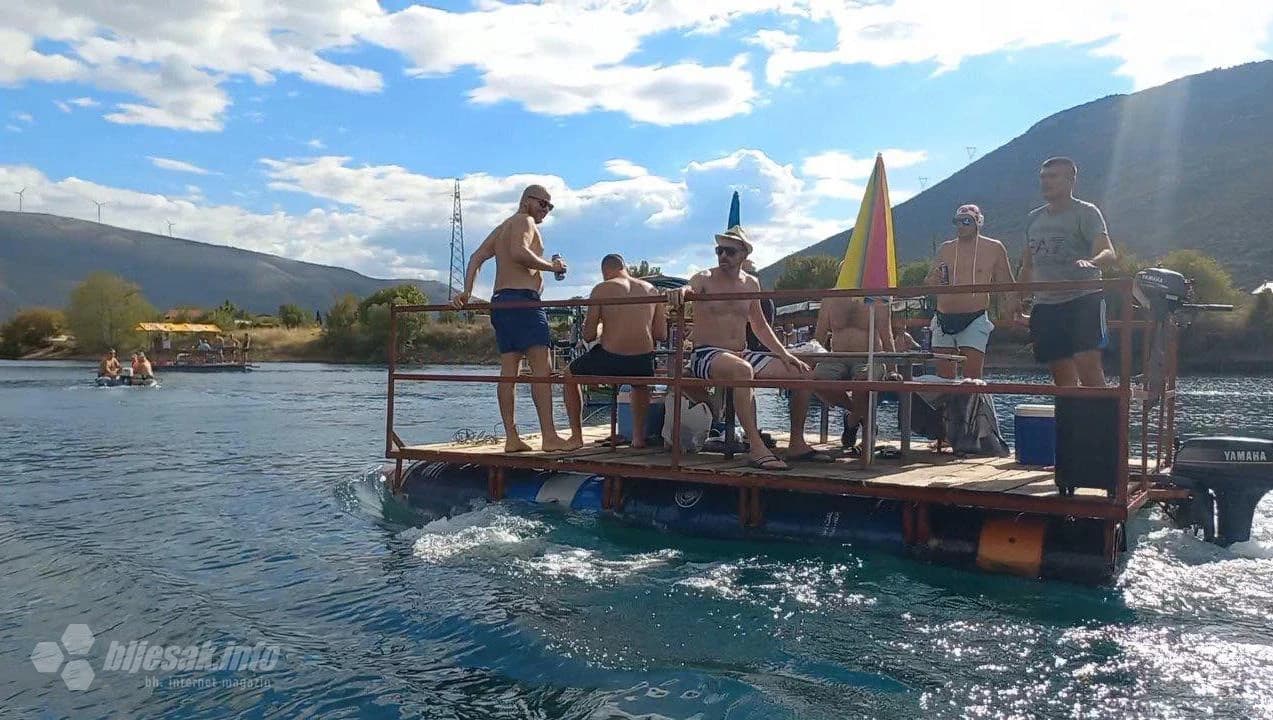Utrka splavova na Mostarskom jezeru