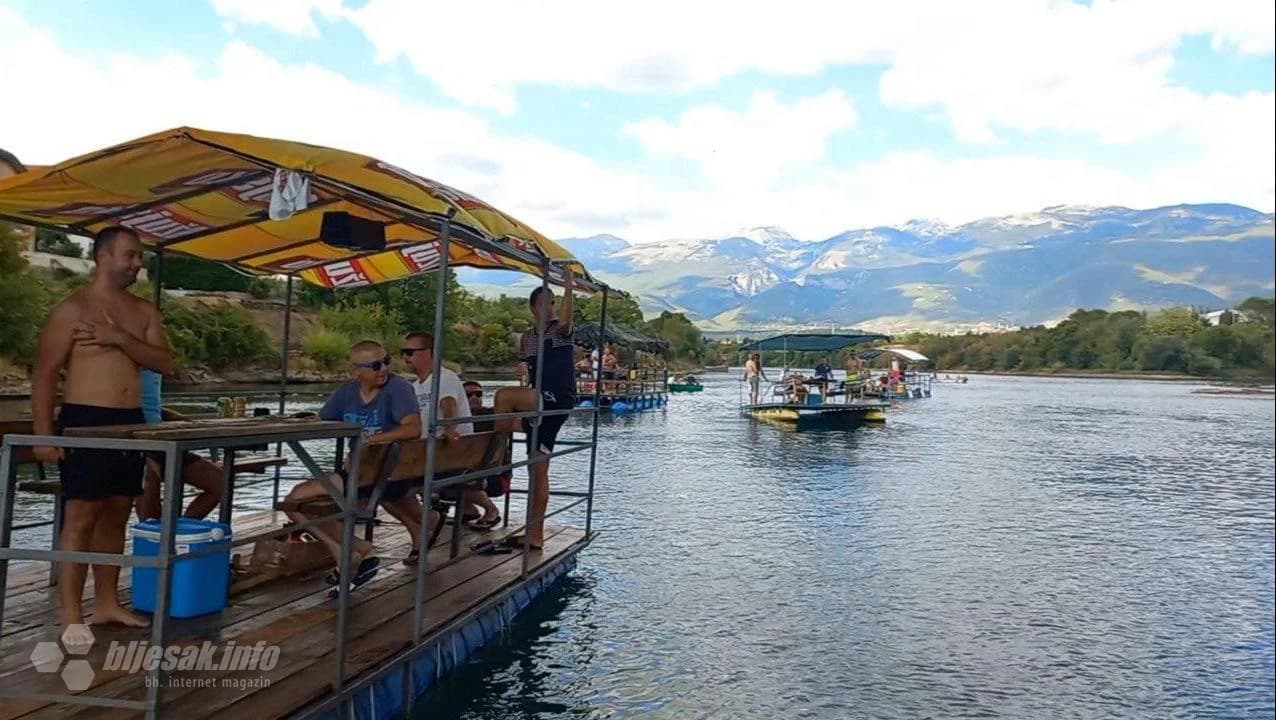 Utrka splavova na Mostarskom jezeru