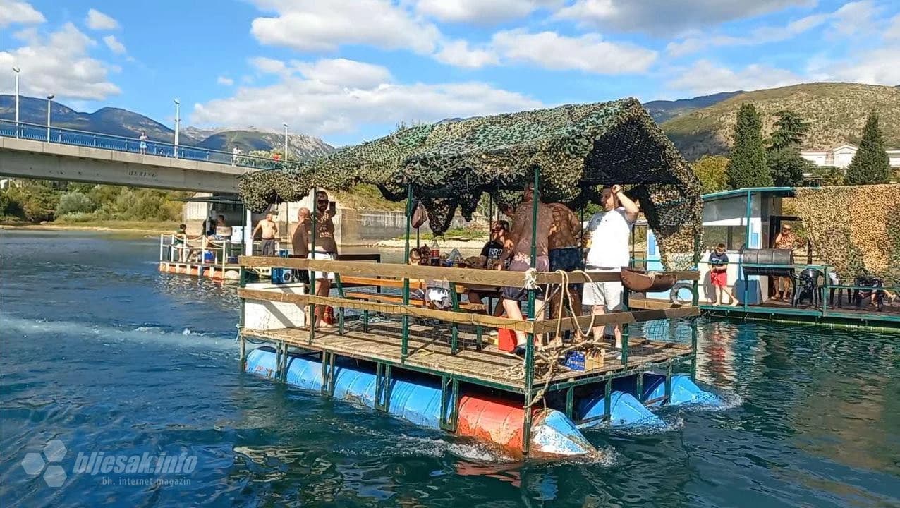Utrka splavova na Mostarskom jezeru