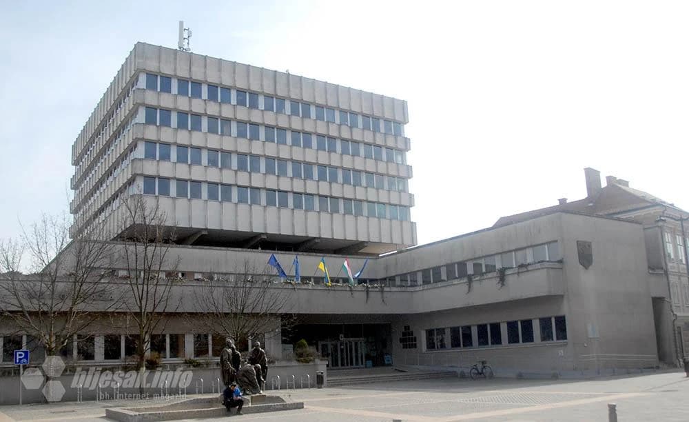 …ispred nove Gradske kuće