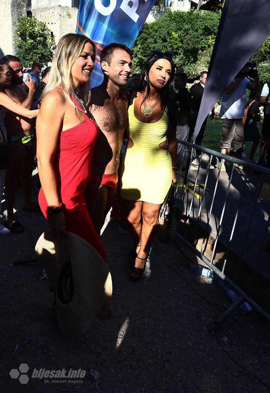 Evald Krnić prima čestitke od ljepšeg spola