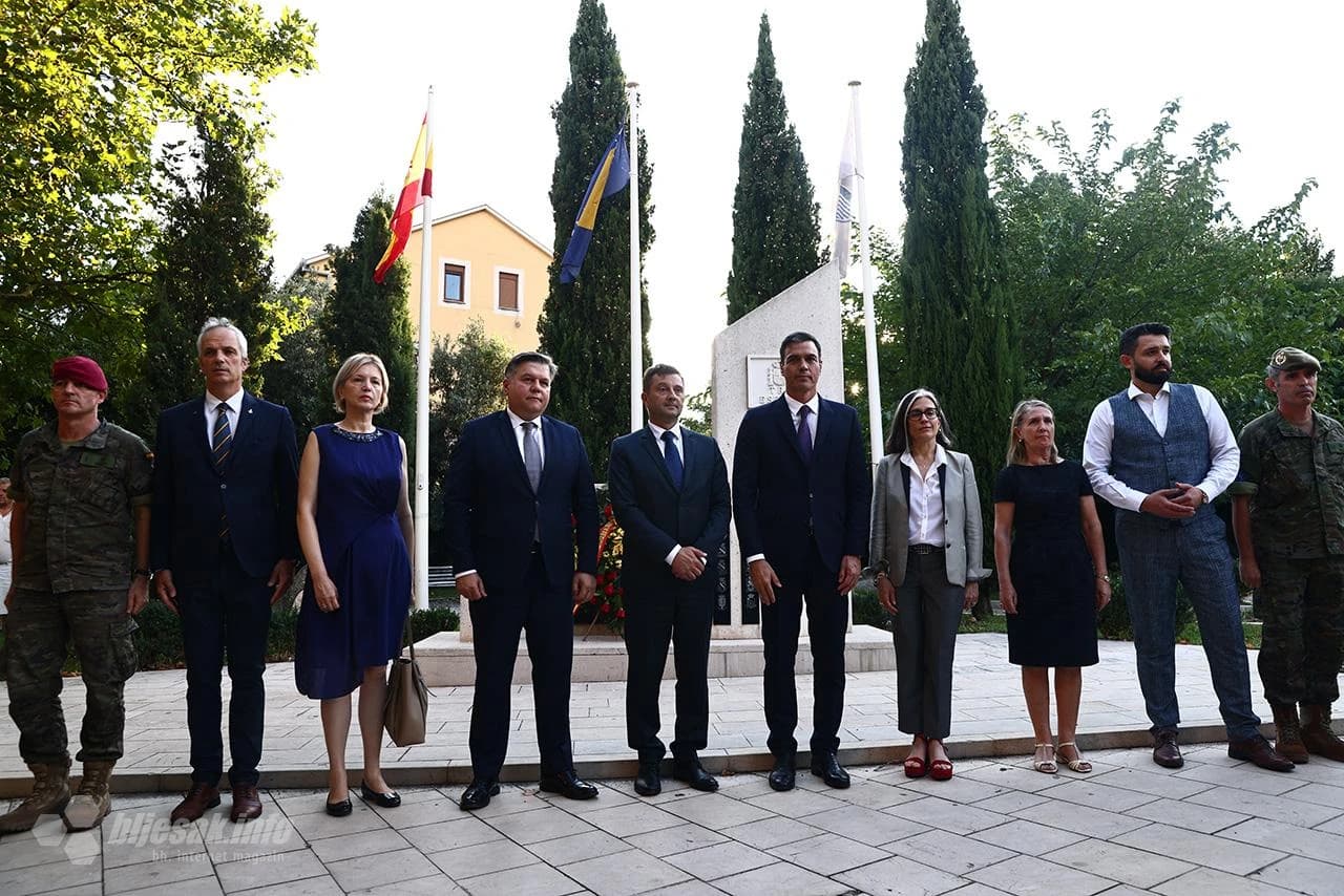 Sanchez stigao u Mostar pa s Kordićem položio vijence španjolskim vojnicima 