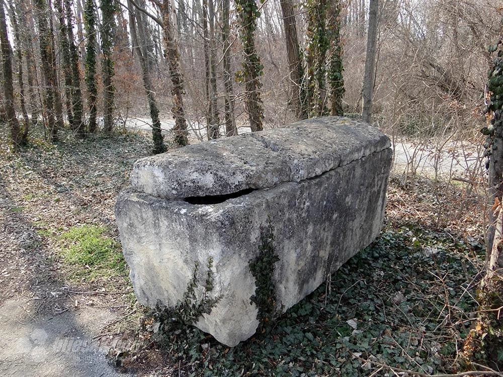 Sarkofag u Keresturu