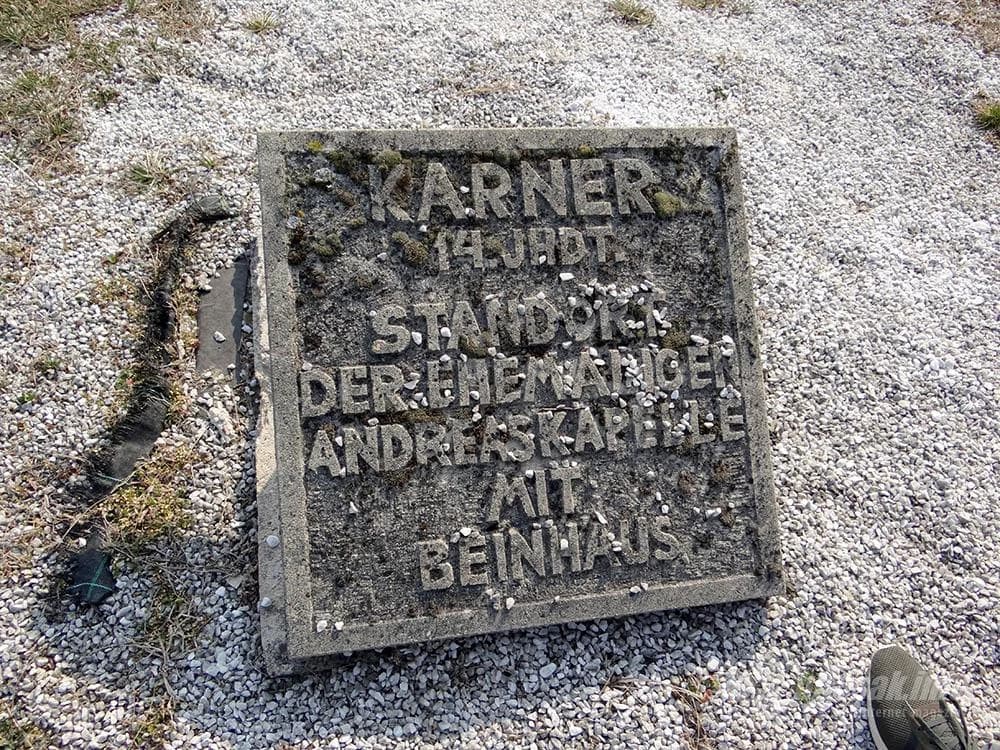 Spomenik na groblju…