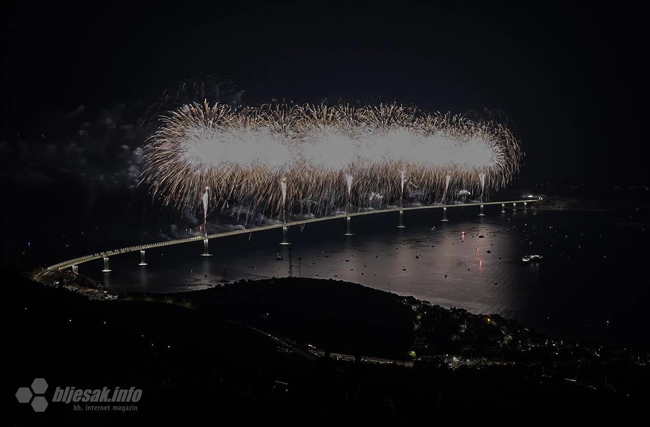 Vatromet nakon svečanosti otvorenja Pelješkog mosta