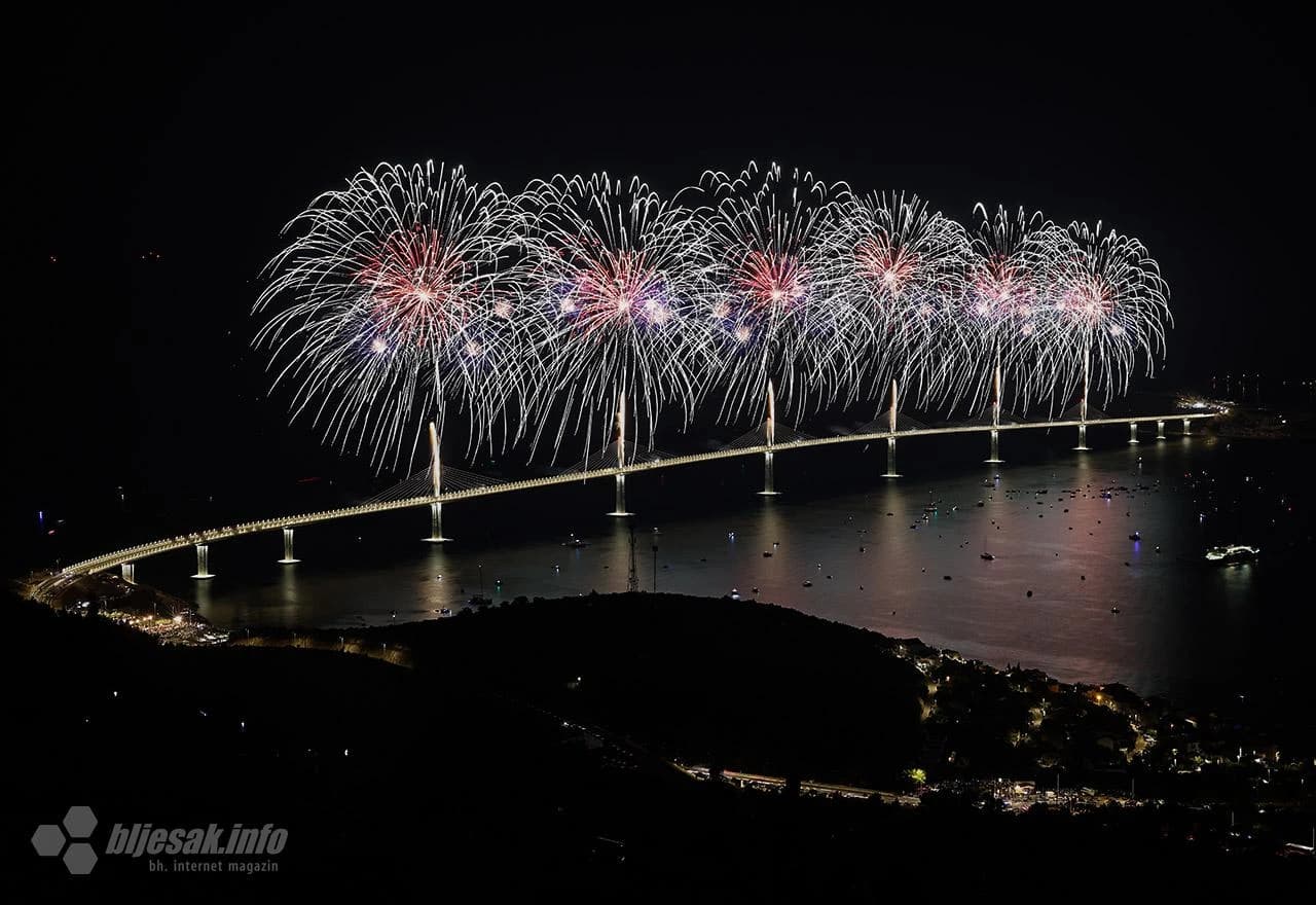 Vatromet nakon svečanosti otvorenja Pelješkog mosta
