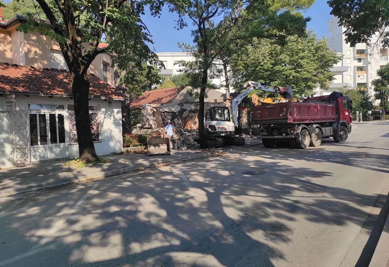 Radni strojevi prilikom rušenje objekta