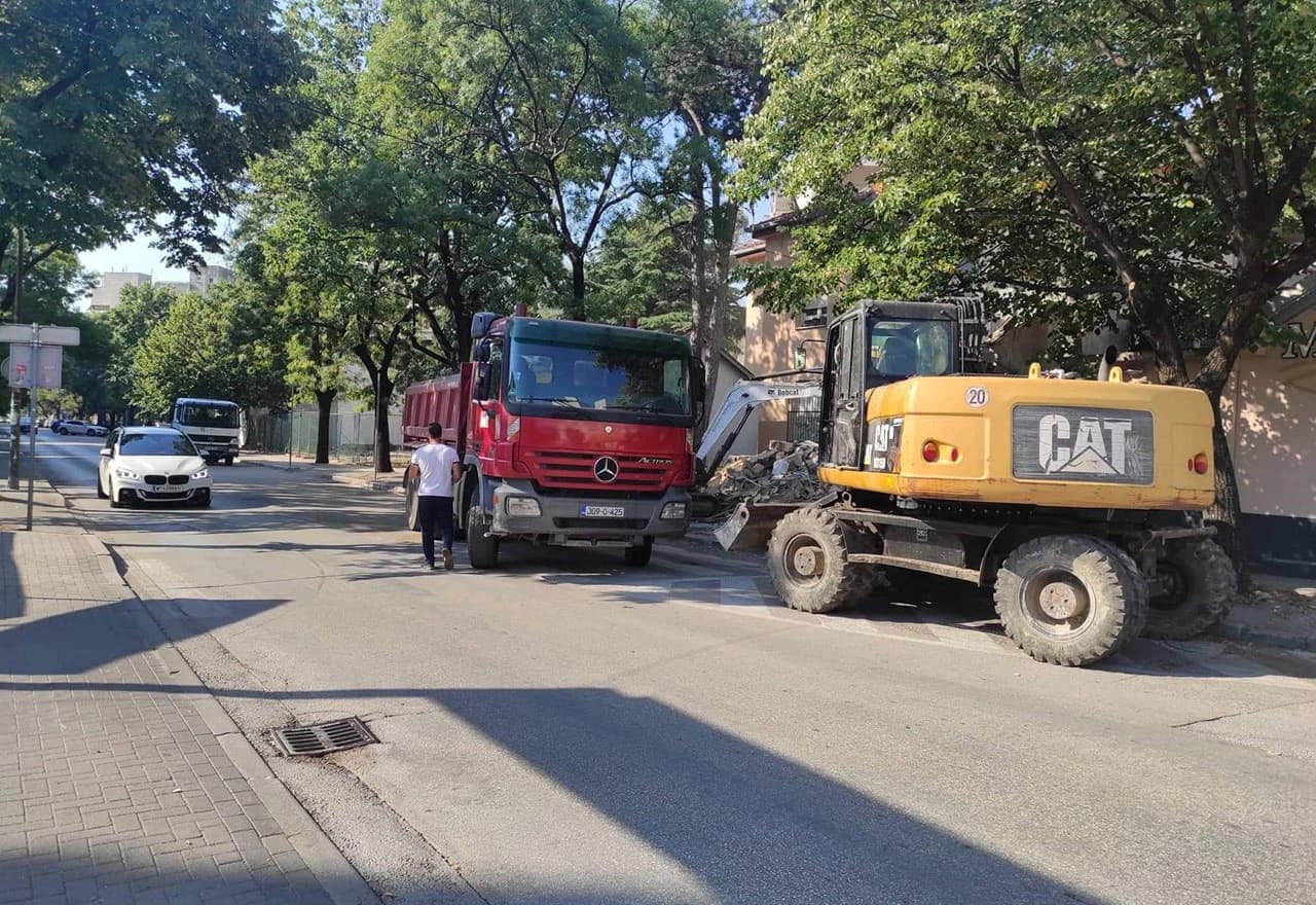 Radni strojevi prilikom rušenje objekta