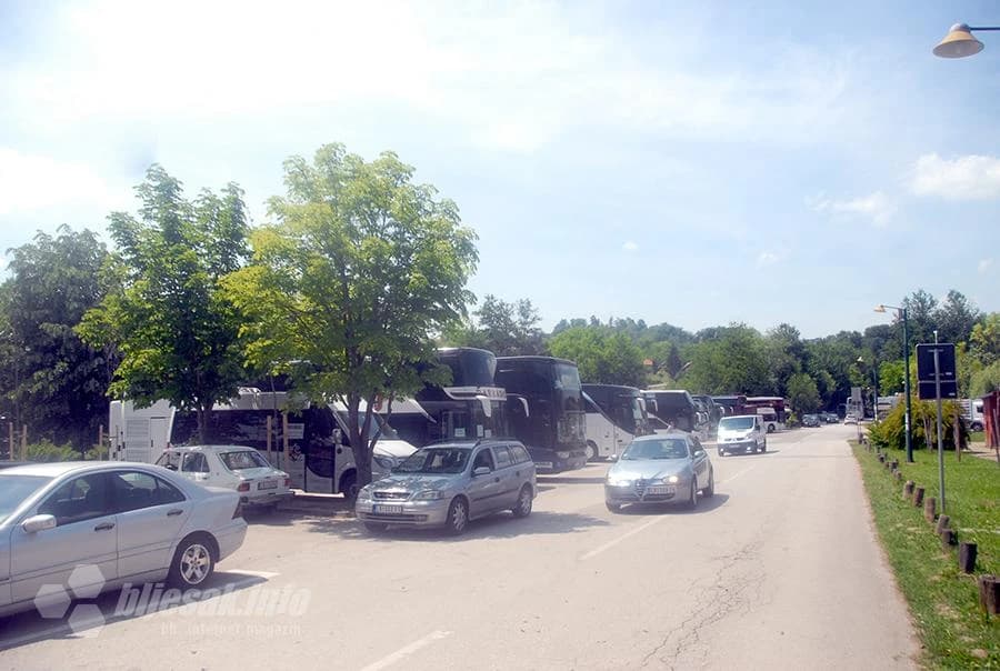 Iako je običan, radni dan, parking je pun