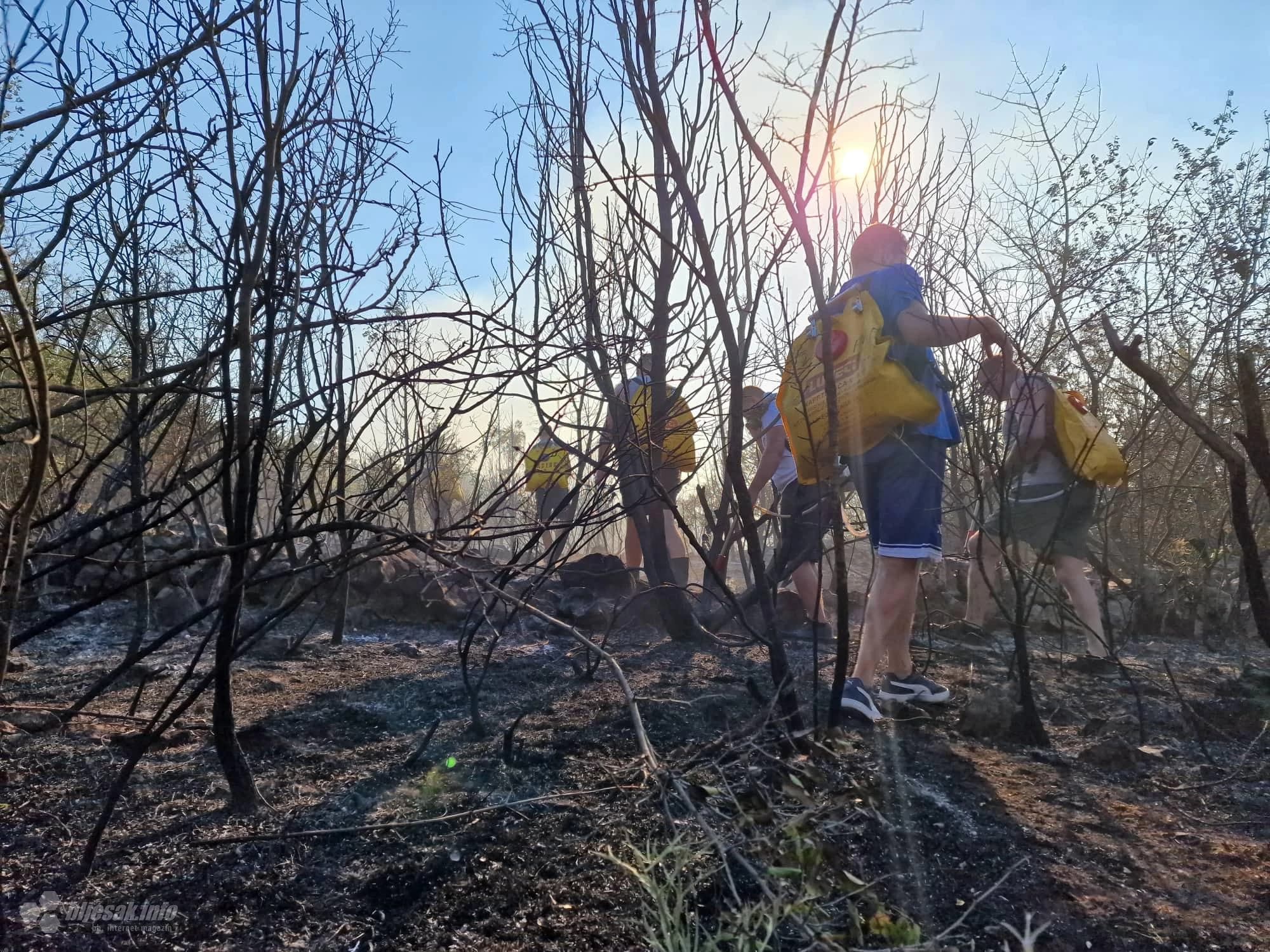 Vatrogascima u gašenju pomažu i mještani