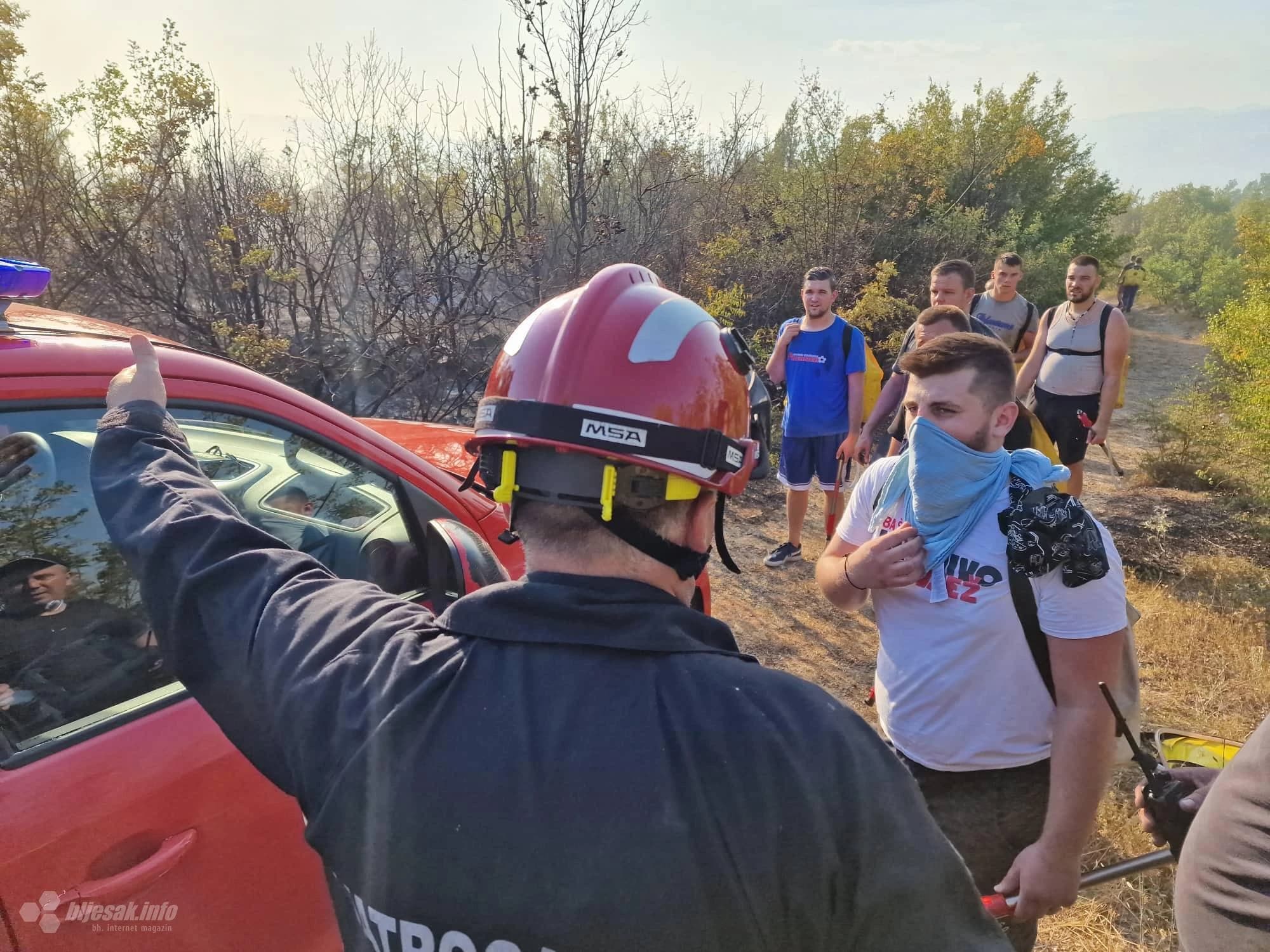 Vatrogascima u gašenju pomažu i mještani
