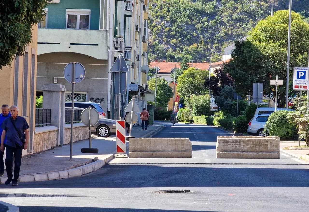 Asfaltiranje ceste oko Španjolskog trga