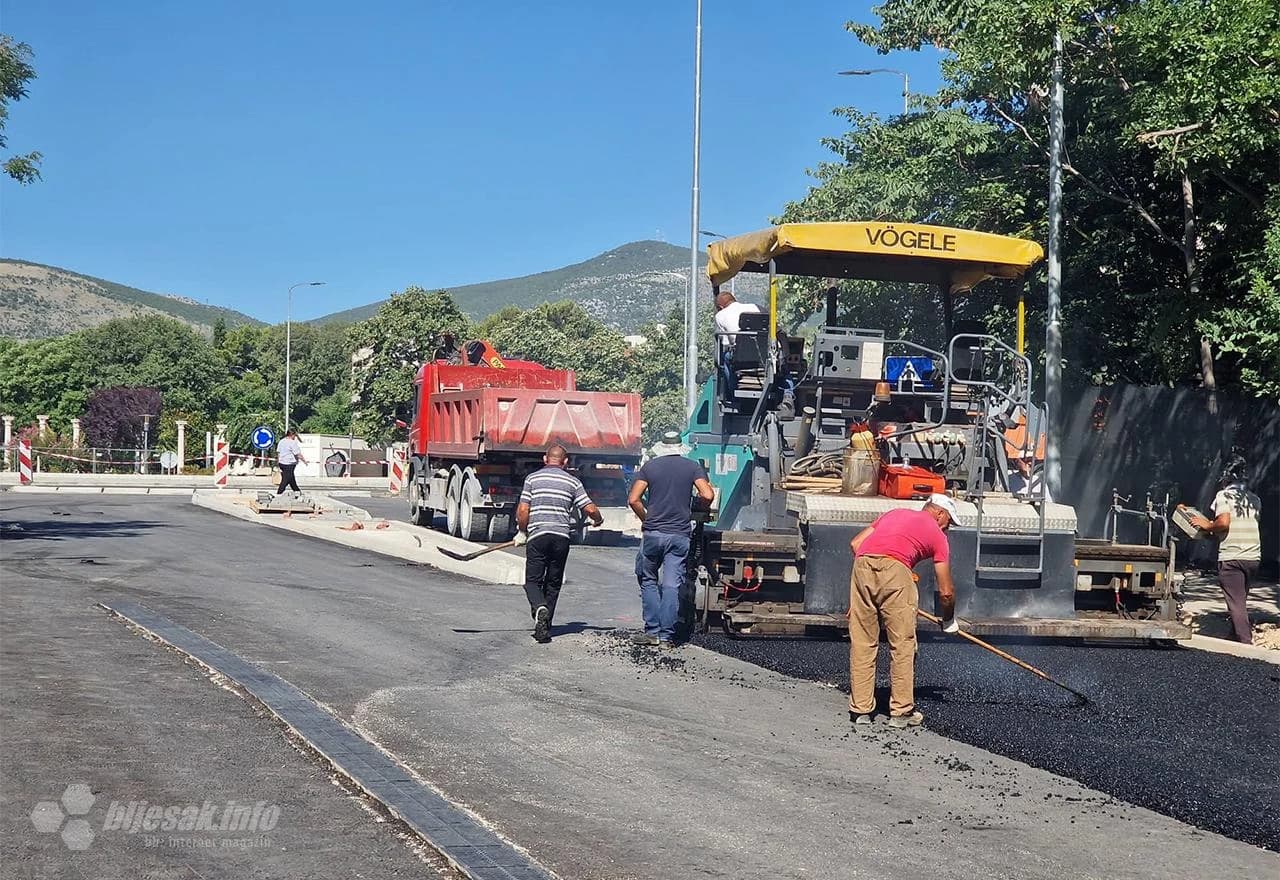 Asfaltiranje ceste oko Španjolskog trga