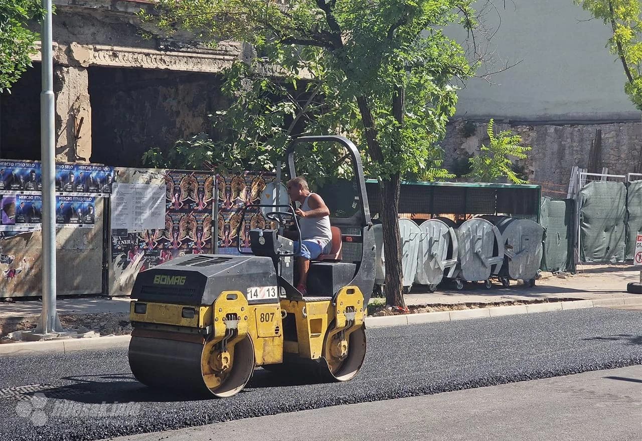 Asfaltiranje ceste oko Španjolskog trga