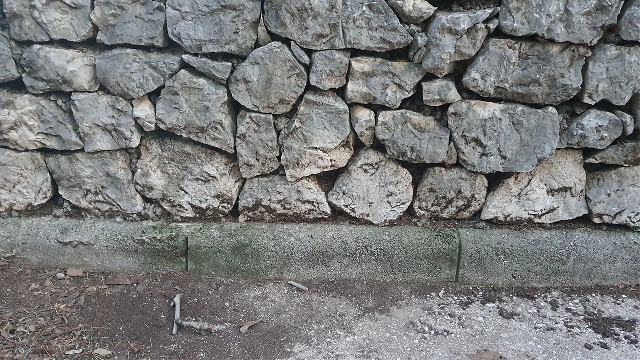 Mostarska logika: Zid je na trotoaru pa je trotoar u parku