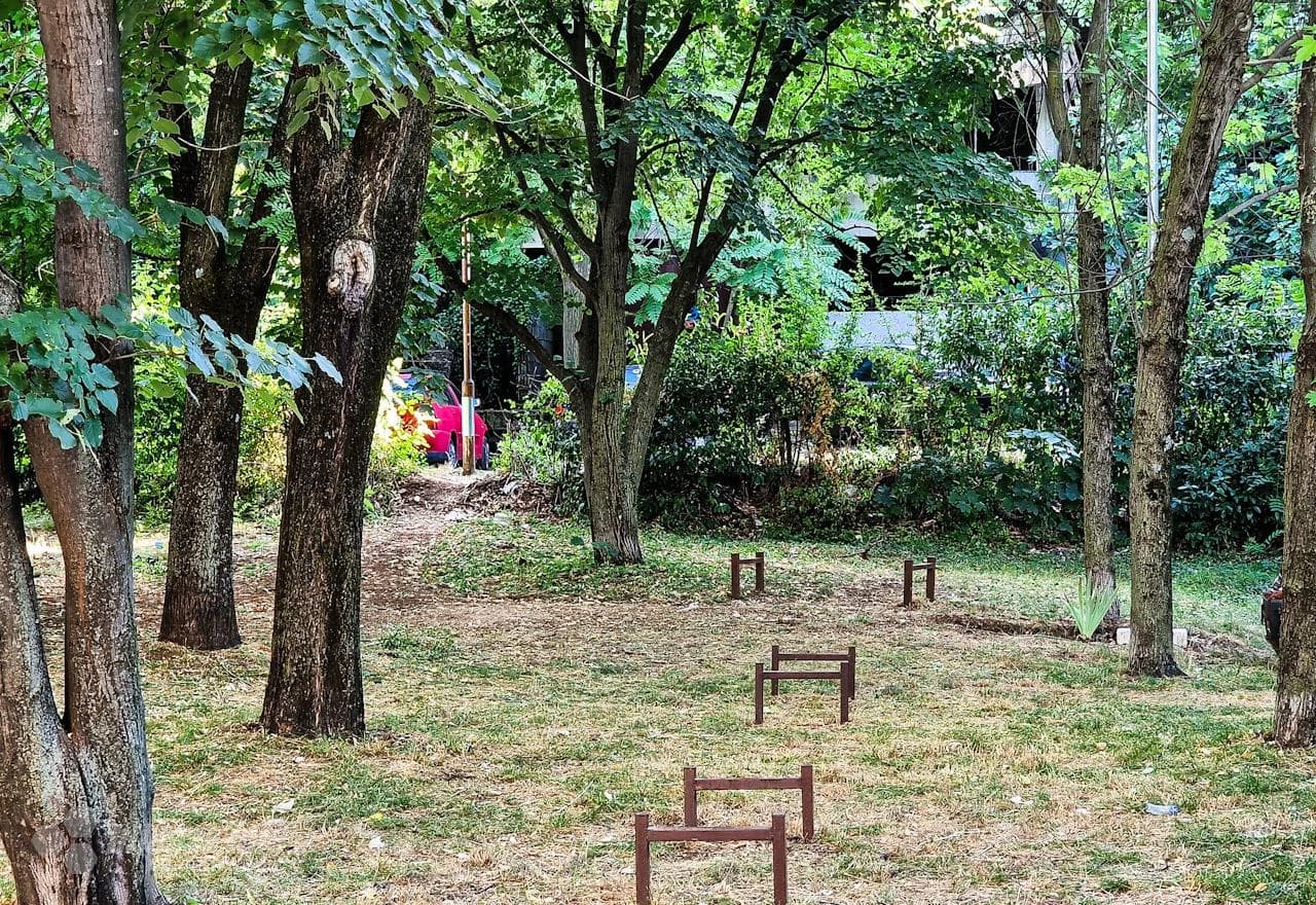 Mostarska logika: Zid je na trotoaru pa je trotoar u parku