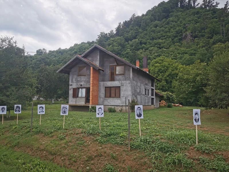 Fotografije na putu ka Potočarima