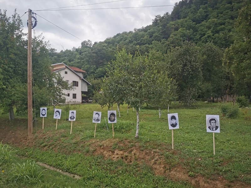 Fotografije na putu ka Potočarima