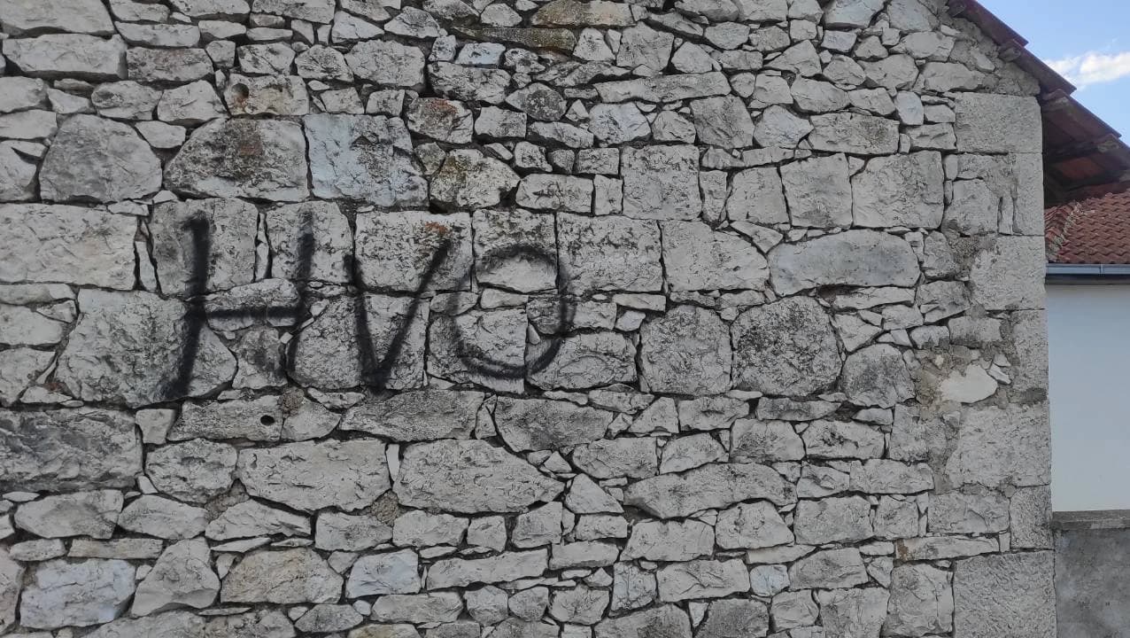 Grafit na zgradi starog mekteba u Neumu