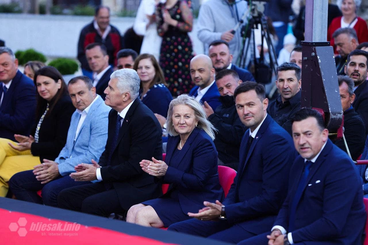 Revija tradicijske odjeće i izbor najljepše Hrvatice u narodnoj nošnji izvan Republike Hrvatske