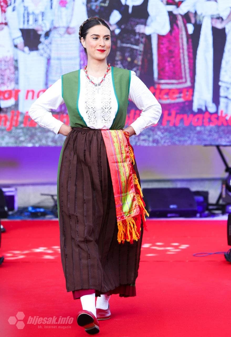 Revija tradicijske odjeće i izbor najljepše Hrvatice u narodnoj nošnji izvan Republike Hrvatske
