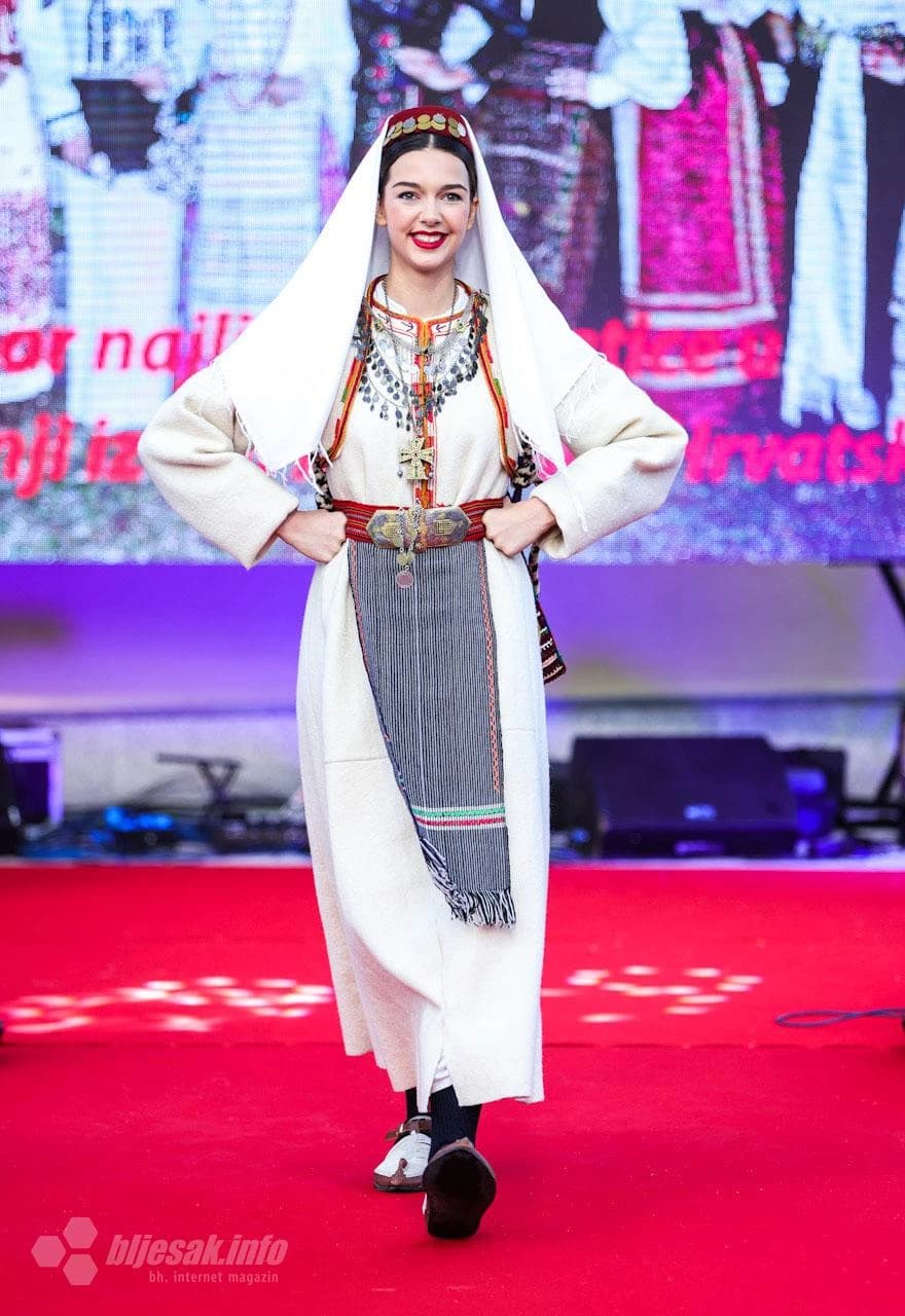 Revija tradicijske odjeće i izbor najljepše Hrvatice u narodnoj nošnji izvan Republike Hrvatske