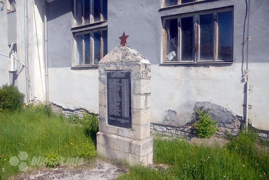 Spomenik poginulim partizanima…