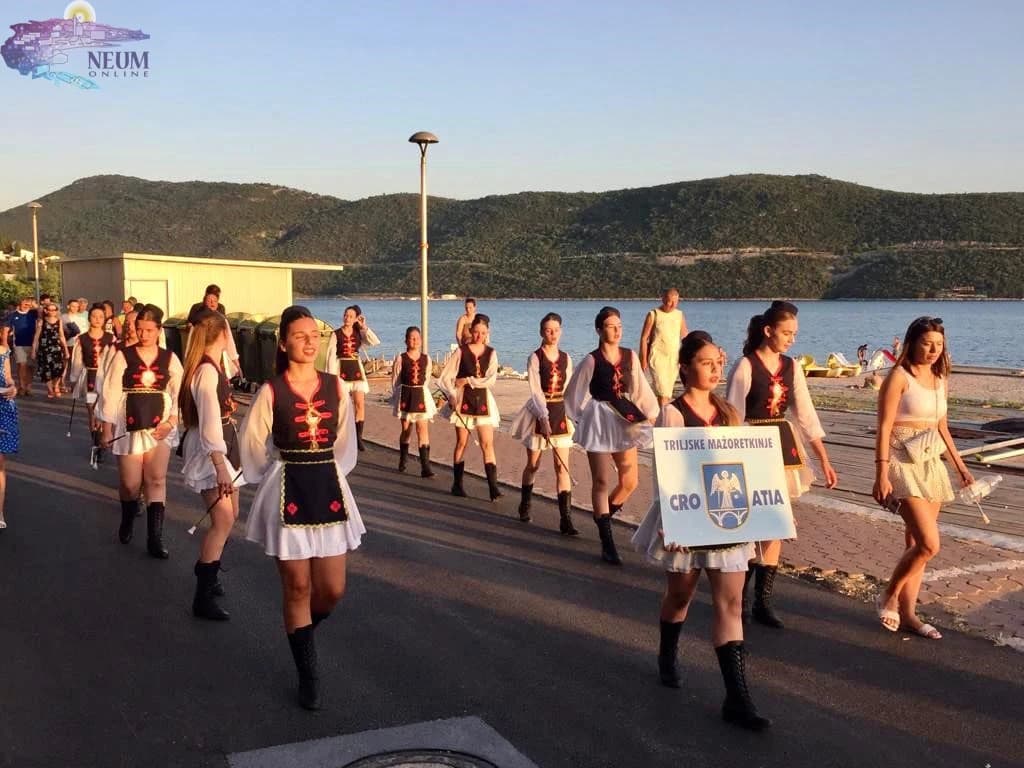 Neumske mažoretkinje i gosti