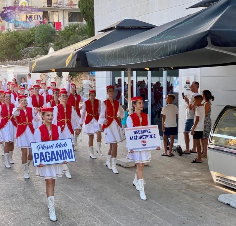 Neumske mažoretkinje i gosti