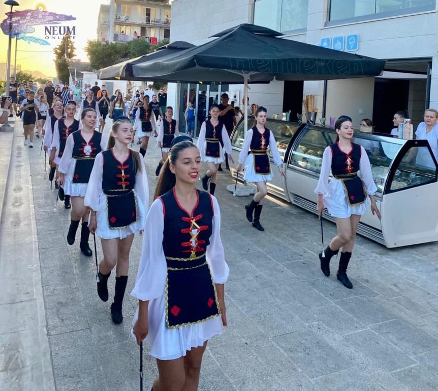 Neumske mažoretkinje i gosti