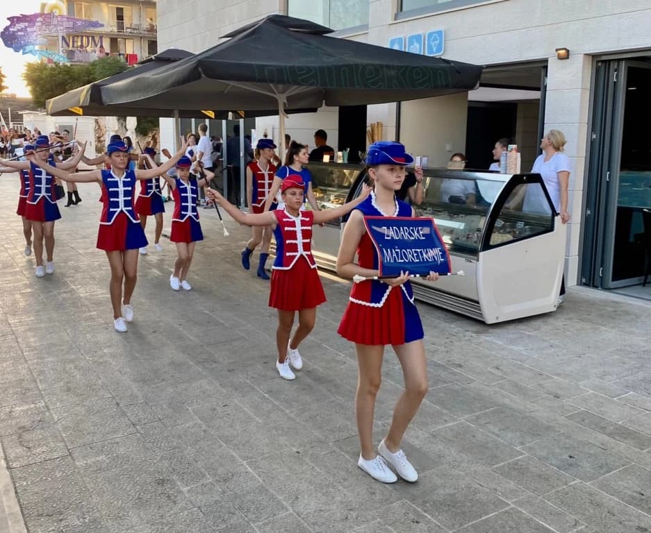 Neumske mažoretkinje i gosti