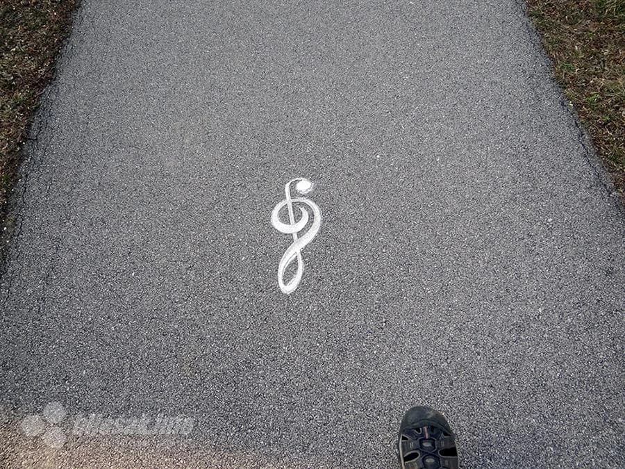 Samo treba pratiti note na asfaltu…