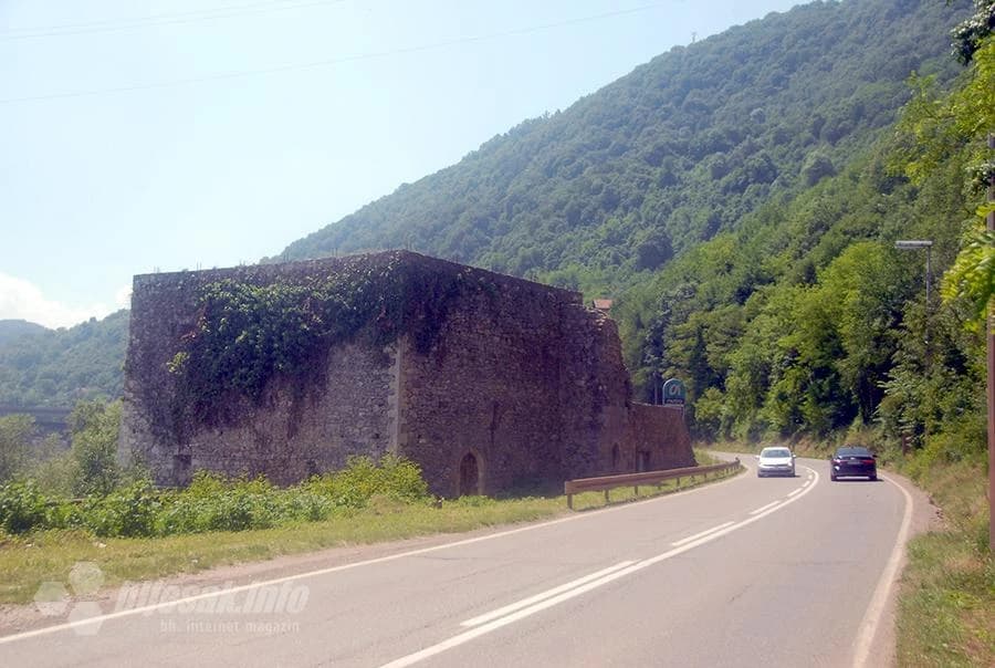 …i građevine oko nje