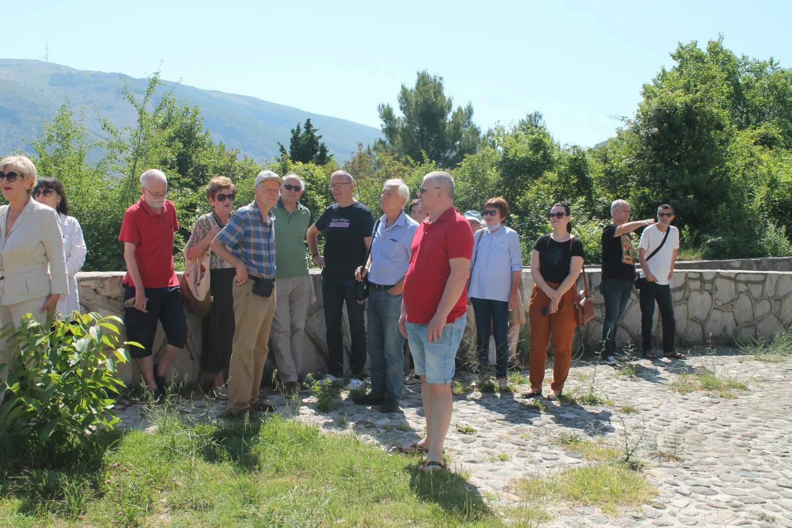 Prosvjed na Partizanskom spomen groblju u Mostaru